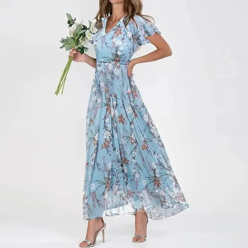Lång sommarklänning med blommigt mönster och smickrande passform
