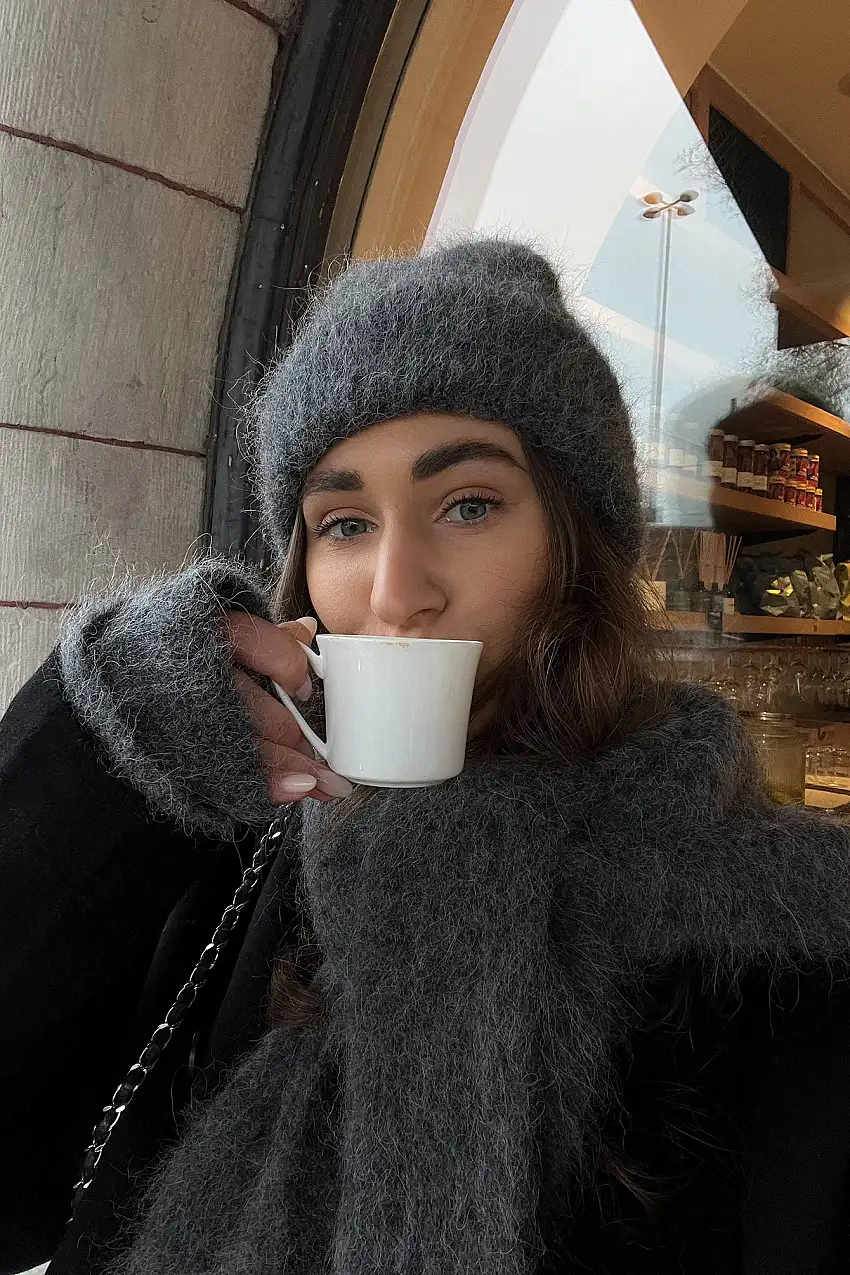 Lurvigt beaniefodrat med alpacka Grå