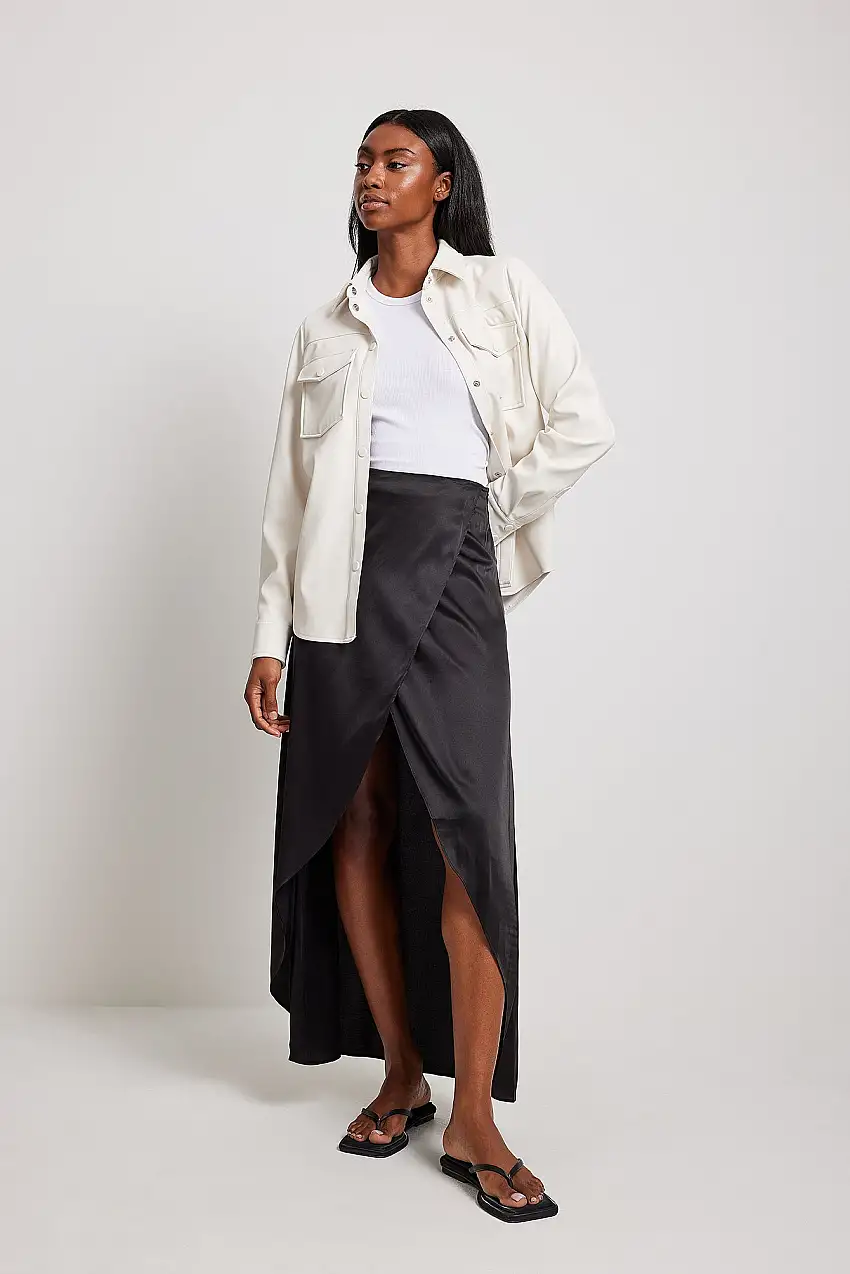 Flowy maxikjol i satin Svart