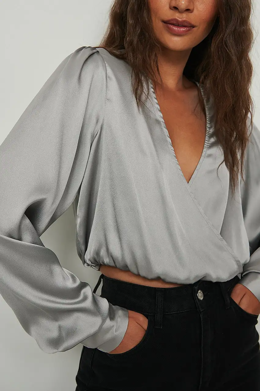 Recycled omlottblus i satin Grå