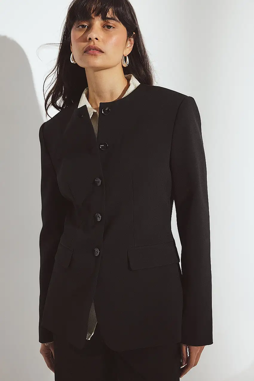 Åtsittande blazer med rund halsringning Svart