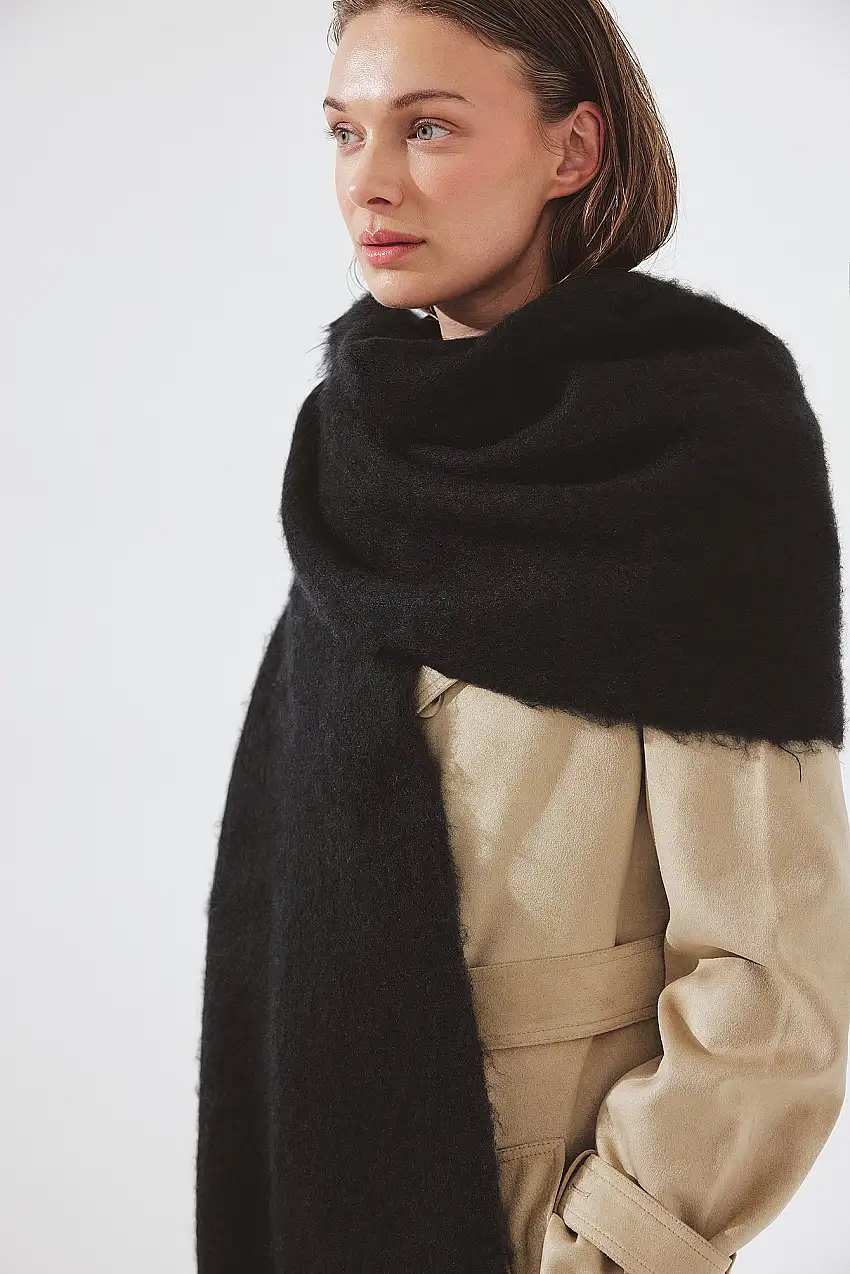 Återvunnen mjuk scarf med flätade fransar Svart