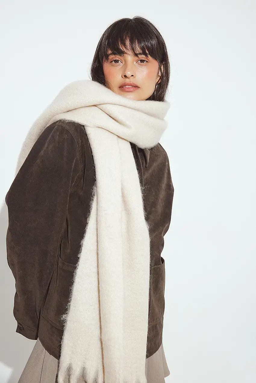 Återvunnen mjuk scarf med flätade fransar Beige