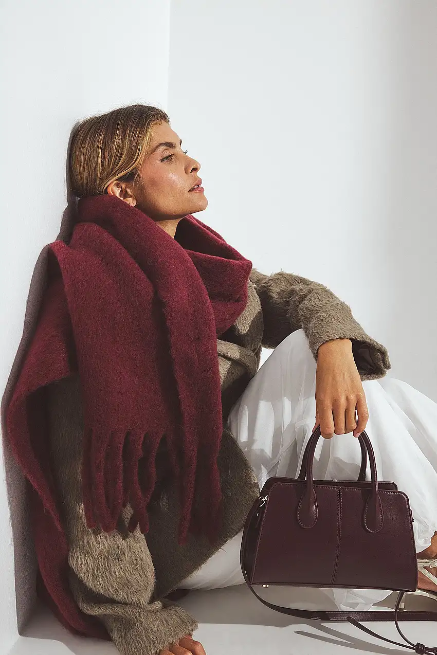 Återvunnen mjuk scarf med flätade fransar Burgundy