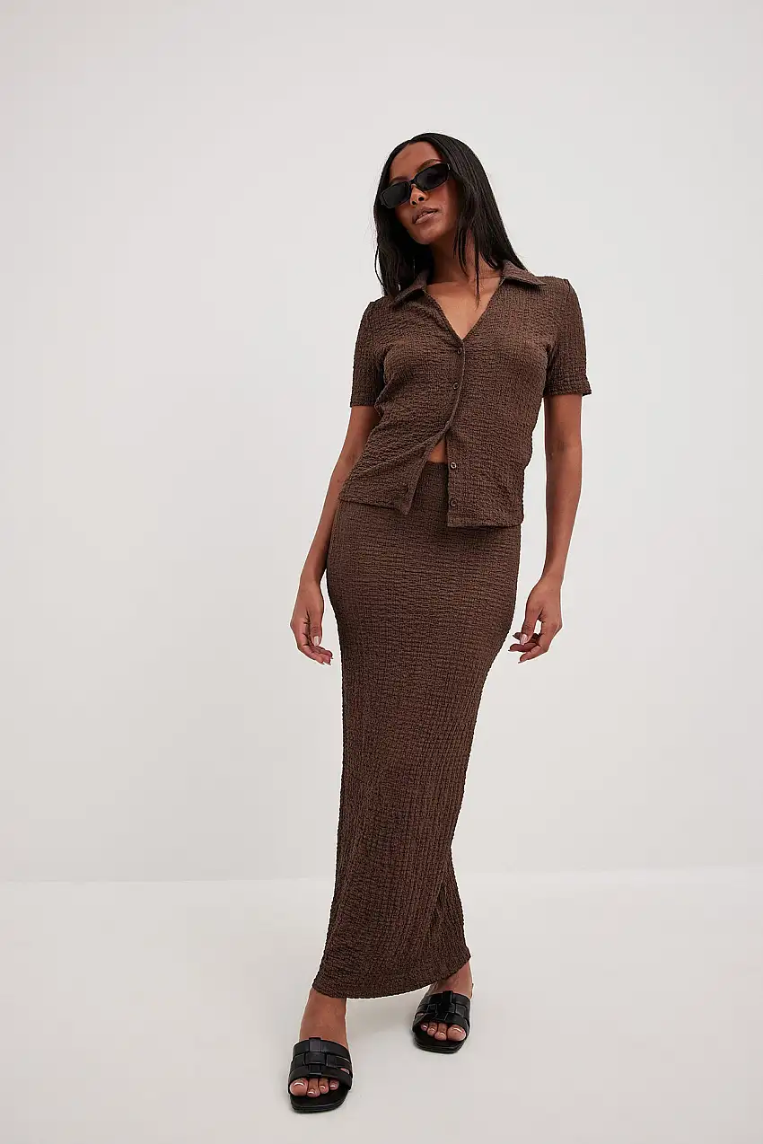 Strukturerad tightsittande midikjol Brun